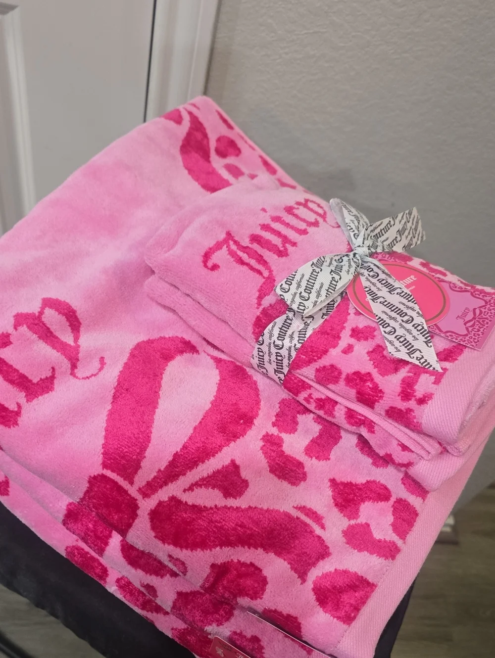 Juicy Couture Home Bows & Leopard Print Plush Oversized Bath Towel Set- Pink